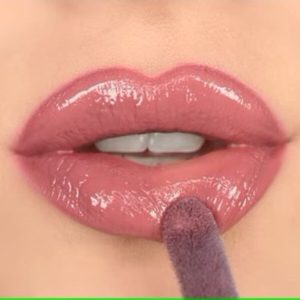 برق لب اورجینال برند Revolution مدل Pout Bomb Plumping Gloss کد 746838162